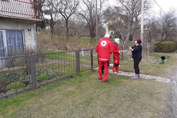 Crveni križ i dalje svakodnevno pomaže stanovništvu stradalom u potresu